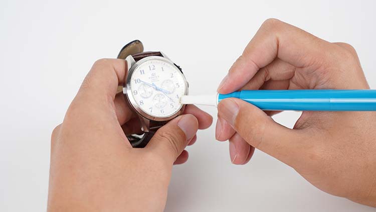 jewelry cleaner pen is cleaning watch